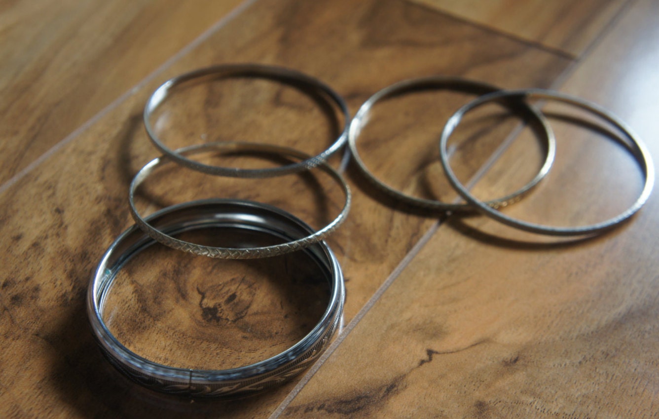 Vintage Armreifen Ring-Armband-Set 5 Silber Ton/Geschenk Für Sie Stamping Breit Schmal S-040 von LOVNTG