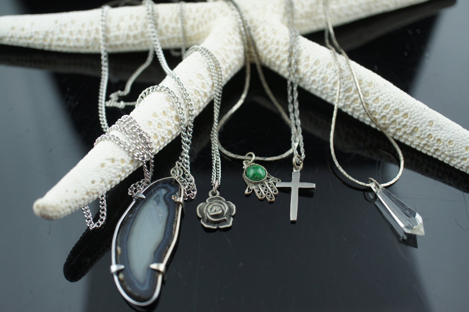 Vintage Art Deco 1/20 14K Halskette Kette Ketten Set Silber Ton Bead Anhänger Hand Rose Kreuz Tropfen Kristall Polierter Quarz 5Er V041 von LOVNTG