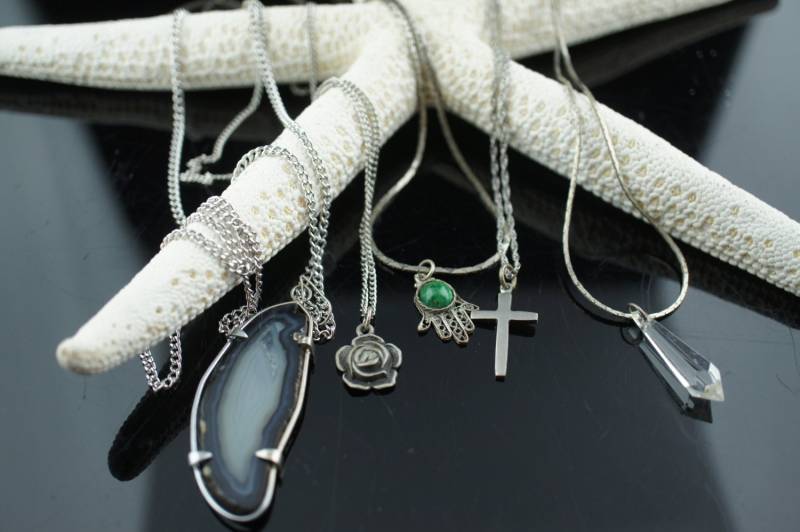 Vintage Art Deco 1/20 14K Halskette Kette Ketten Set Silber Ton Bead Anhänger Hand Rose Kreuz Tropfen Kristall Polierter Quarz 5Er V041 von LOVNTG