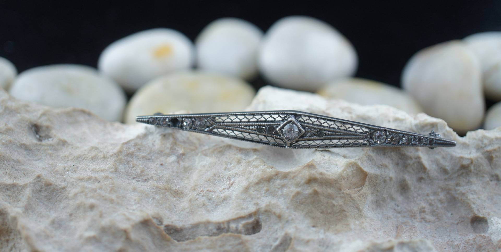 Vintage Art Deco 30Er Jahre Sterling Sil Schmalen Gehämmert Filigranen Klar Cz Brosche Pin Sammlerstücke St281 von LOVNTG