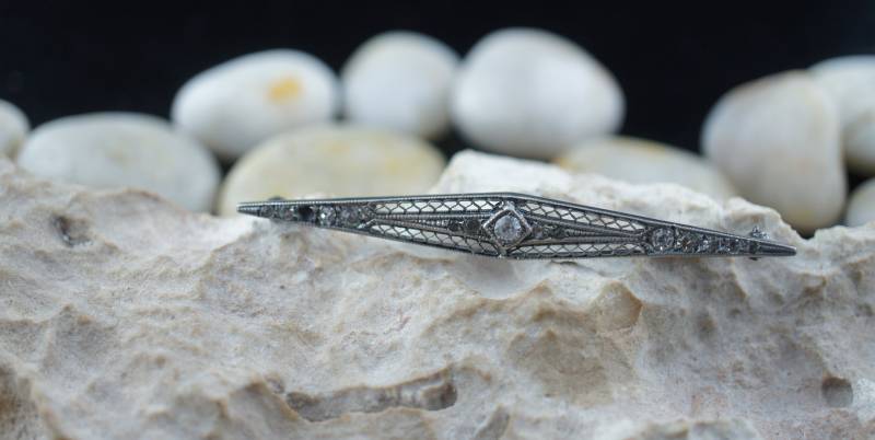 Vintage Art Deco 30Er Jahre Sterling Sil Schmalen Gehämmert Filigranen Klar Cz Brosche Pin Sammlerstücke St281 von LOVNTG