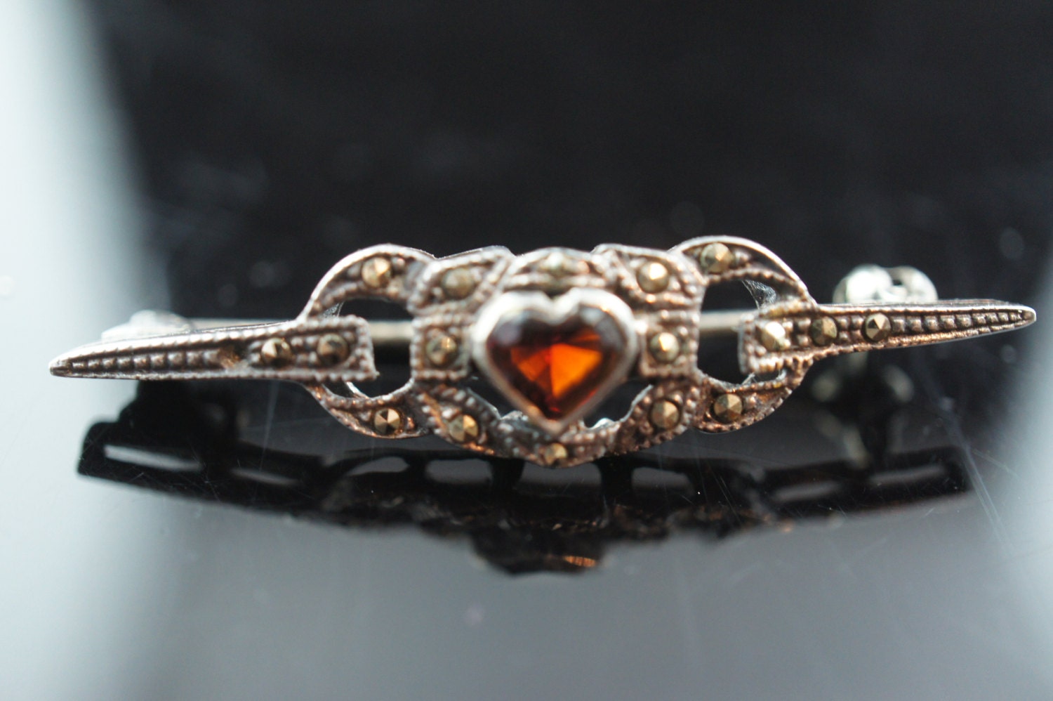 Vintage Art Deco 30Er Jahre Sterling Silb Schmaler Gehämmert Schwarz Cz Rot Strass Herz Brosche Pin Sammelbare P096 Geschnitzt von LOVNTG