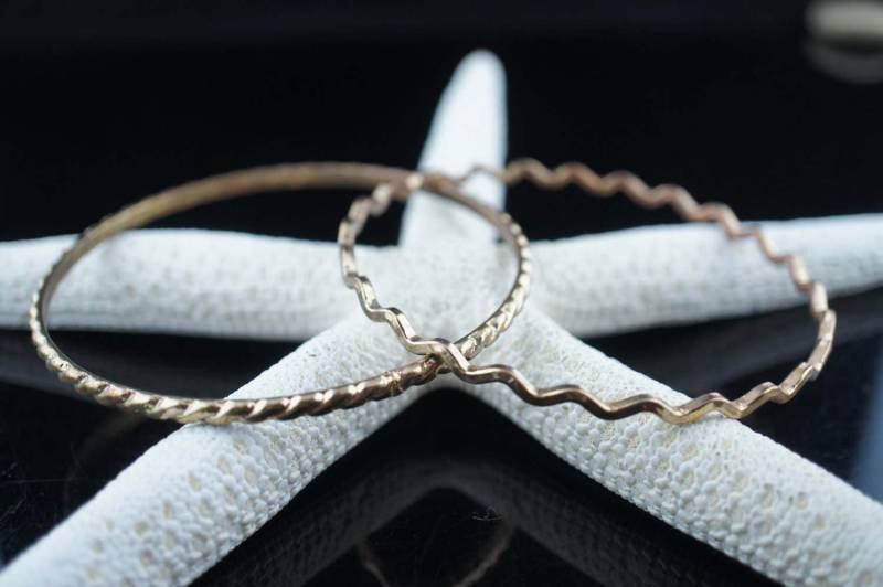 Vintage Art Deco Armreifen Ring Armband 2Er Set Gold Ton Geschenk Für Sie /stempel Schmaler Armreif Kleid Aa5 von LOVNTG