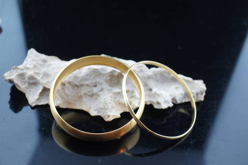 Vintage Art Deco Armreifen Ring Armband 2Er Set Gold Ton Geschenk Für Sie /stempeln Schmaler Breiter Armreif Kleid Bb32 von LOVNTG