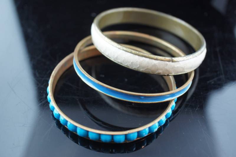 Vintage Art Deco Armreifen Ring Armband 3Er Set Gold Blau Weiß Ton Emaille Perlen Geschenk 2 5/8'' Durchmesser Armreif Kleid A093 von LOVNTG