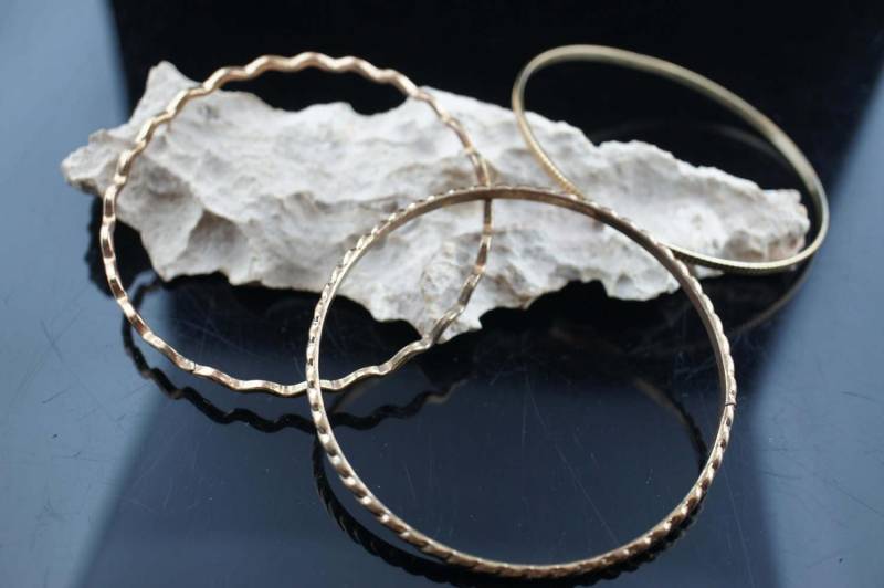 Vintage Art Deco Armreifen Ring Armband 3Er Set Gold Ton Geschenk Für Sie /stempeln Schmaler Armreif Kleid Aa7 von LOVNTG