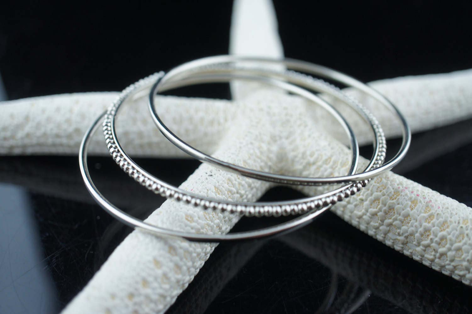 Vintage Art Deco Armreifen Ring Armband 3Er Set Silber Ton Geschenk Für Sie /stempeln Schmaler Armreif Kleid Aa6 von LOVNTG