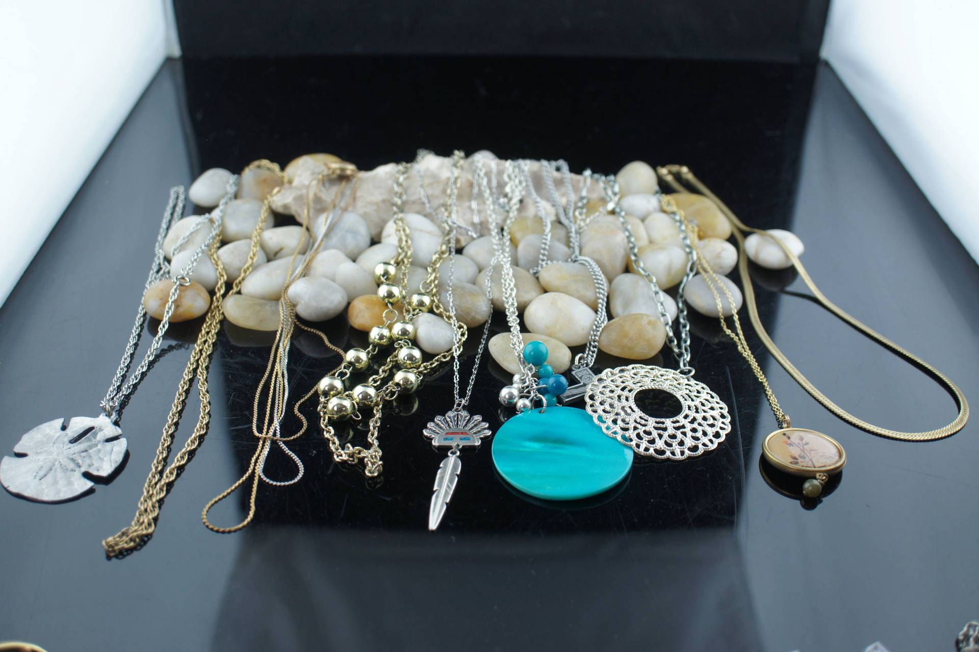 Vintage Art Deco Avon Kette Ketten Silber Gold Ton Anhänger Scheiben Perlen Feder Set 9 Sa57 von LOVNTG