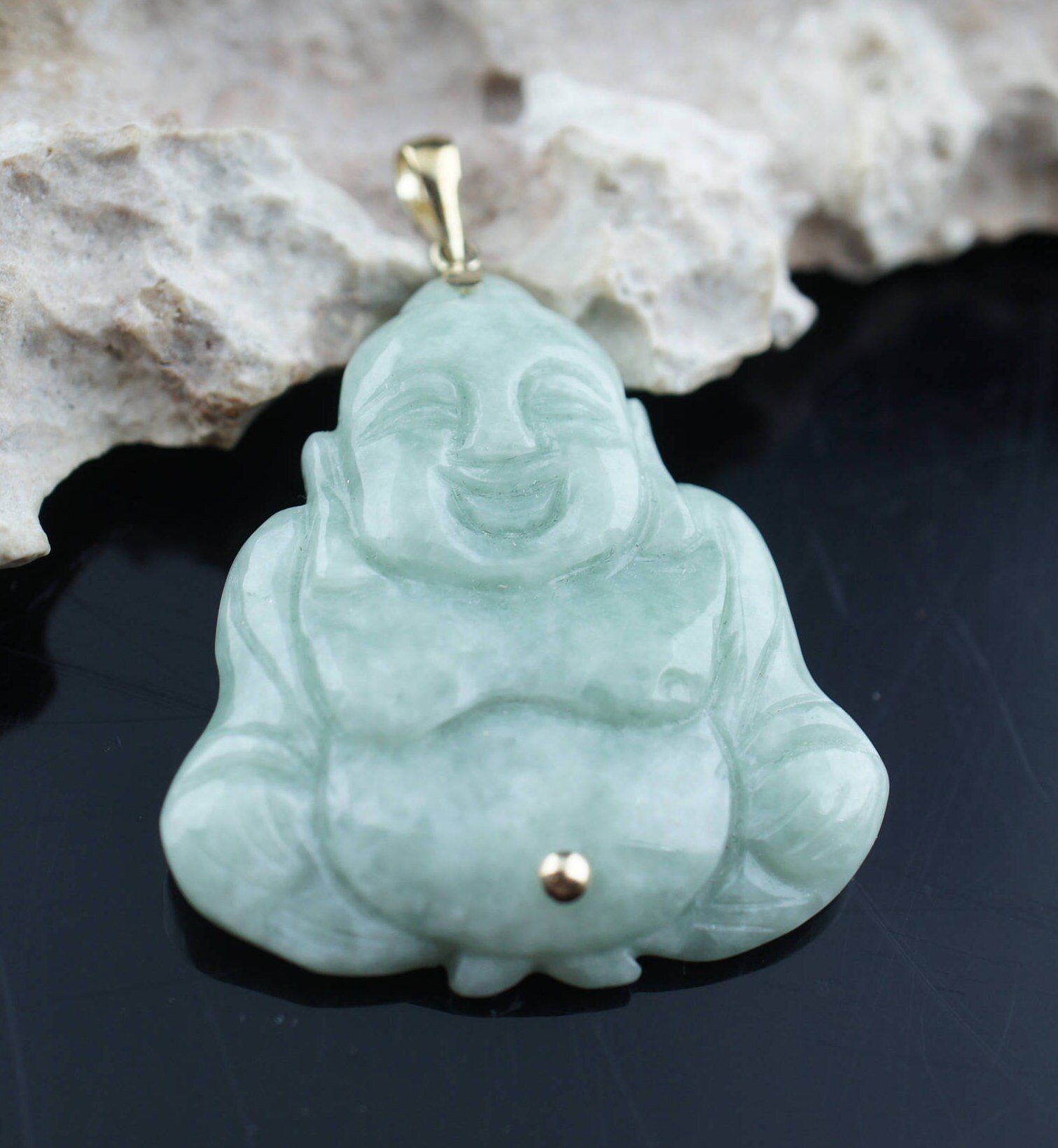 Vintage Art Deco Gold Massiv 14K Gelbgold A Happy Buddha Natural Carved Jade Anhänger Ganzkörper Anhängerp von LOVNTG