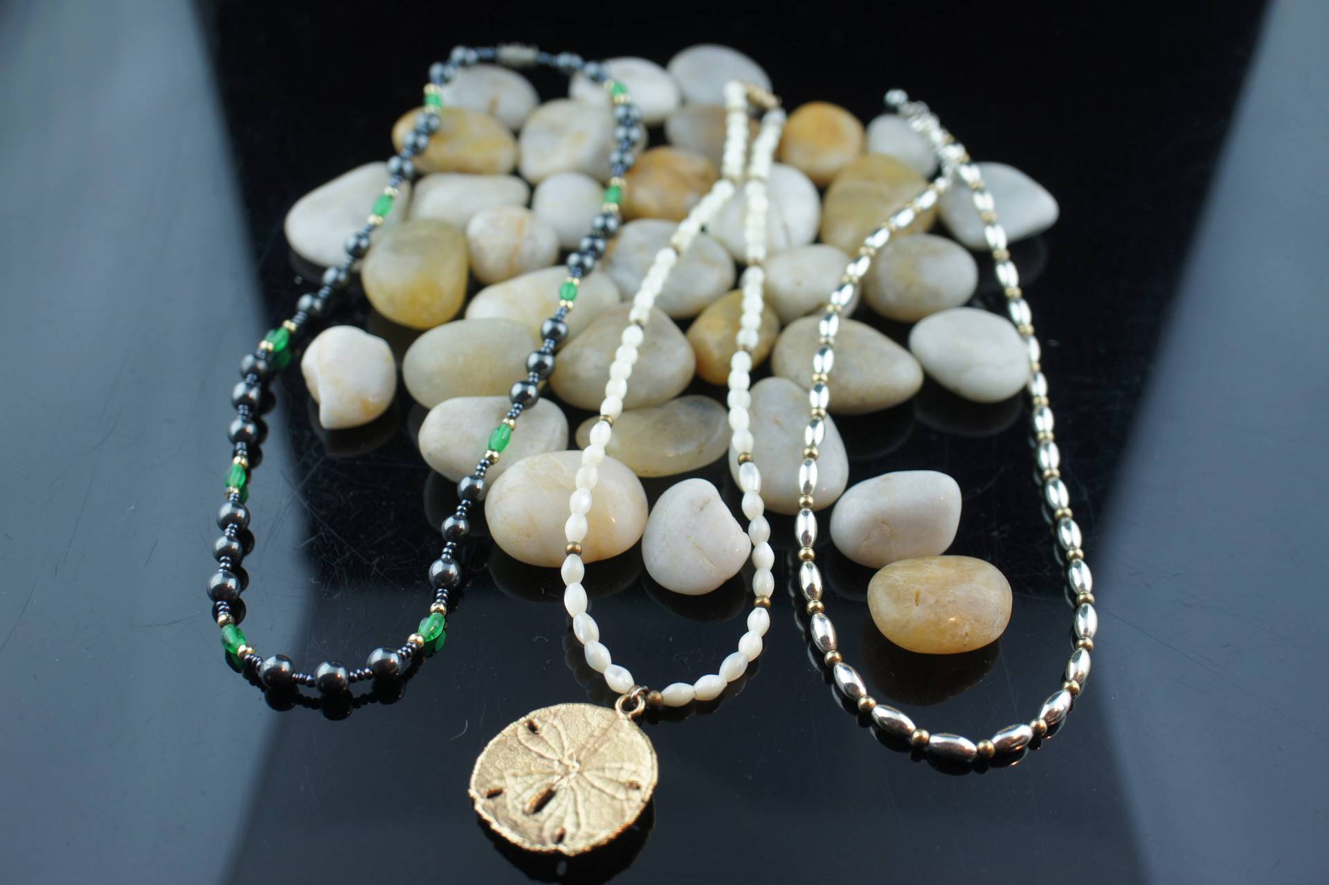 Vintage Art Deco Halskette Halsketten Kette Set 3 Perlen Weiß Silber Grün Gold Ton Anhänger Scheibe Geschnitzt Modernist Sa312 von LOVNTG