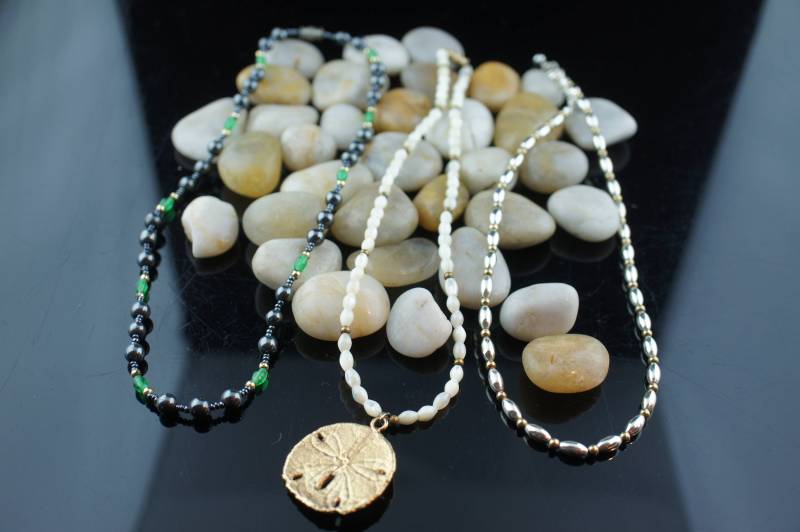 Vintage Art Deco Halskette Halsketten Kette Set 3 Perlen Weiß Silber Grün Gold Ton Anhänger Scheibe Geschnitzt Modernist Sa312 von LOVNTG