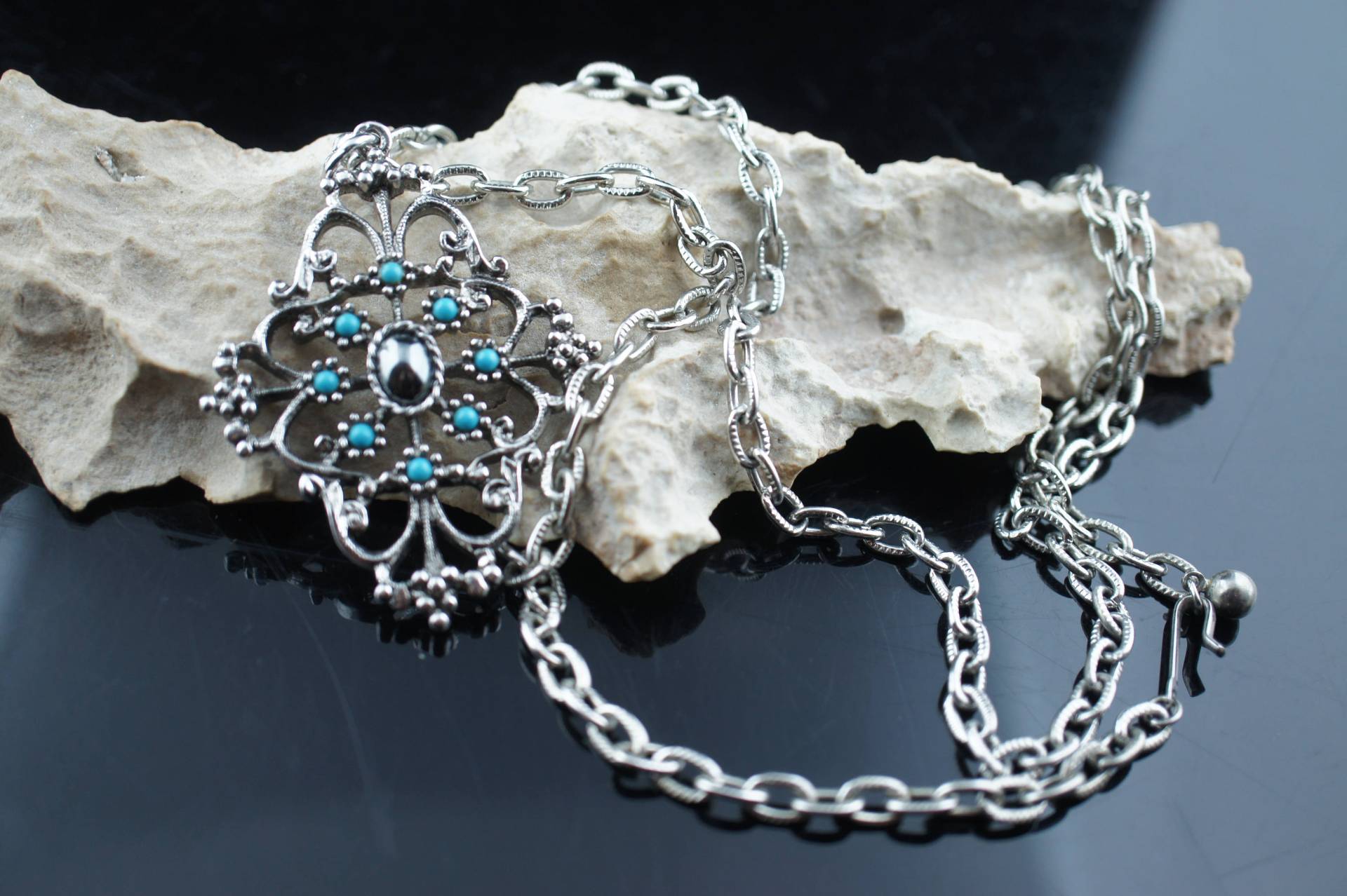 Vintage Art Deco Halskette Kette Silberfarben Ring Im Design Anhänger Avon Türkis Und Hämatit Minimalistisch Modernist Cc140 von LOVNTG