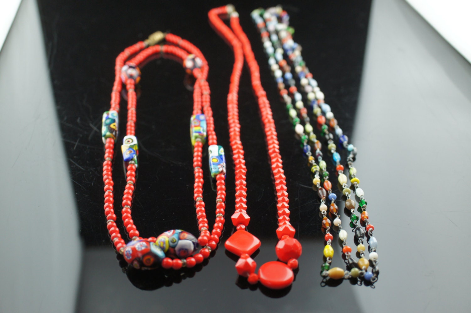 Vintage Art Deco Halsketten Set 3 Ketten Rot Multicolor Perlen Lange Rocailles Geschenk Circa Modernist V090 von LOVNTG