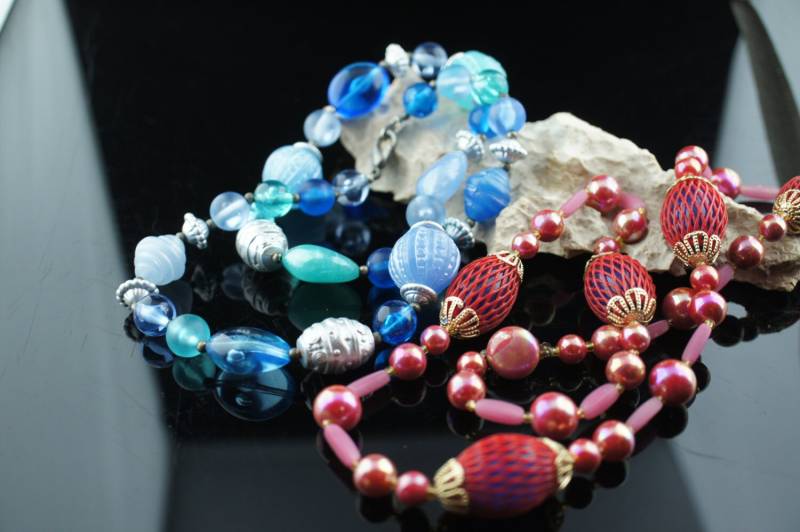 Vintage Art Deco Kette 2Er Set Halskette Perlen Rot Blau Klar Silber Ton Filigran Geschenk Circa Modernist P009 von LOVNTG