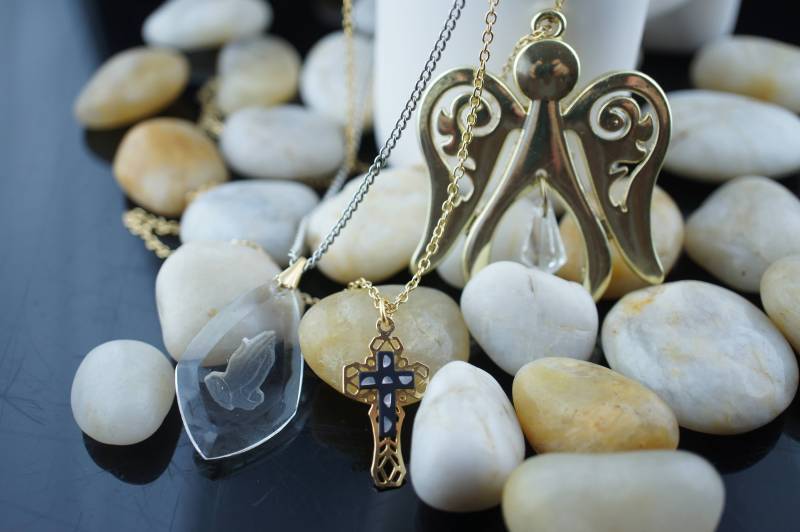 Vintage Art Deco Kette Ketten Silber Gold Ton Anhänger Kreuz Engel Heilige Kristall Aurora Borealis Ring Im Design 3Er Set Cc147 von LOVNTG