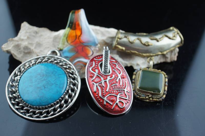 Vintage Art Deco Kette Kettenanhänger 4Er Set Anhänger Oval Tropfen Quadratisch Scheibe Geschnitzt Filigran Türkis Ton Modernist Bb52 von LOVNTG