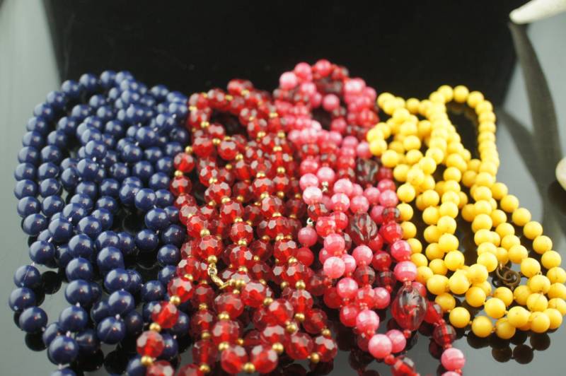 Vintage Art Deco Kette Langes Set 4 Halsketten Rot Gelb Violett Ton Perlen Geschenk Urlaub Feier Circa Modernist P048 von LOVNTG