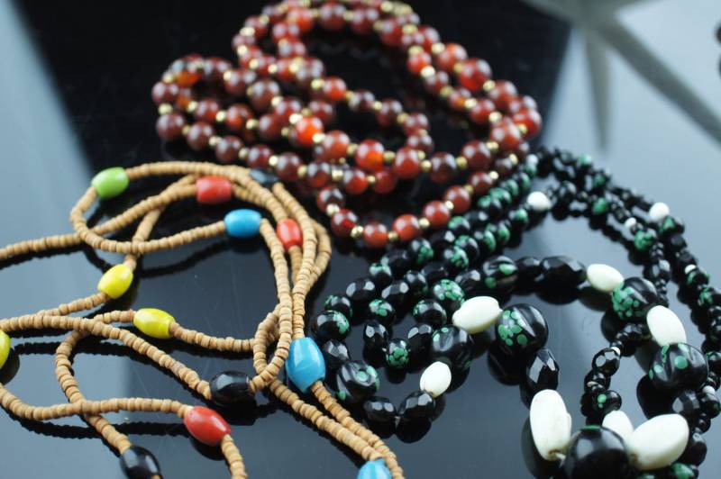 Vintage Art Deco Kette Set 3 Halsketten Perlen Goldton Braun Schwarz Grün Weiß Weiß Geschenk Frau Circa Modernist Q139 von LOVNTG