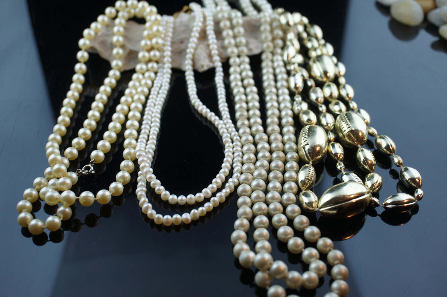 Vintage Art Deco Kette Set 4 Halsketten Perlen Gold Beig Weiß, Lang, Faux Circa Modernist Schmuck Aa18 von LOVNTG