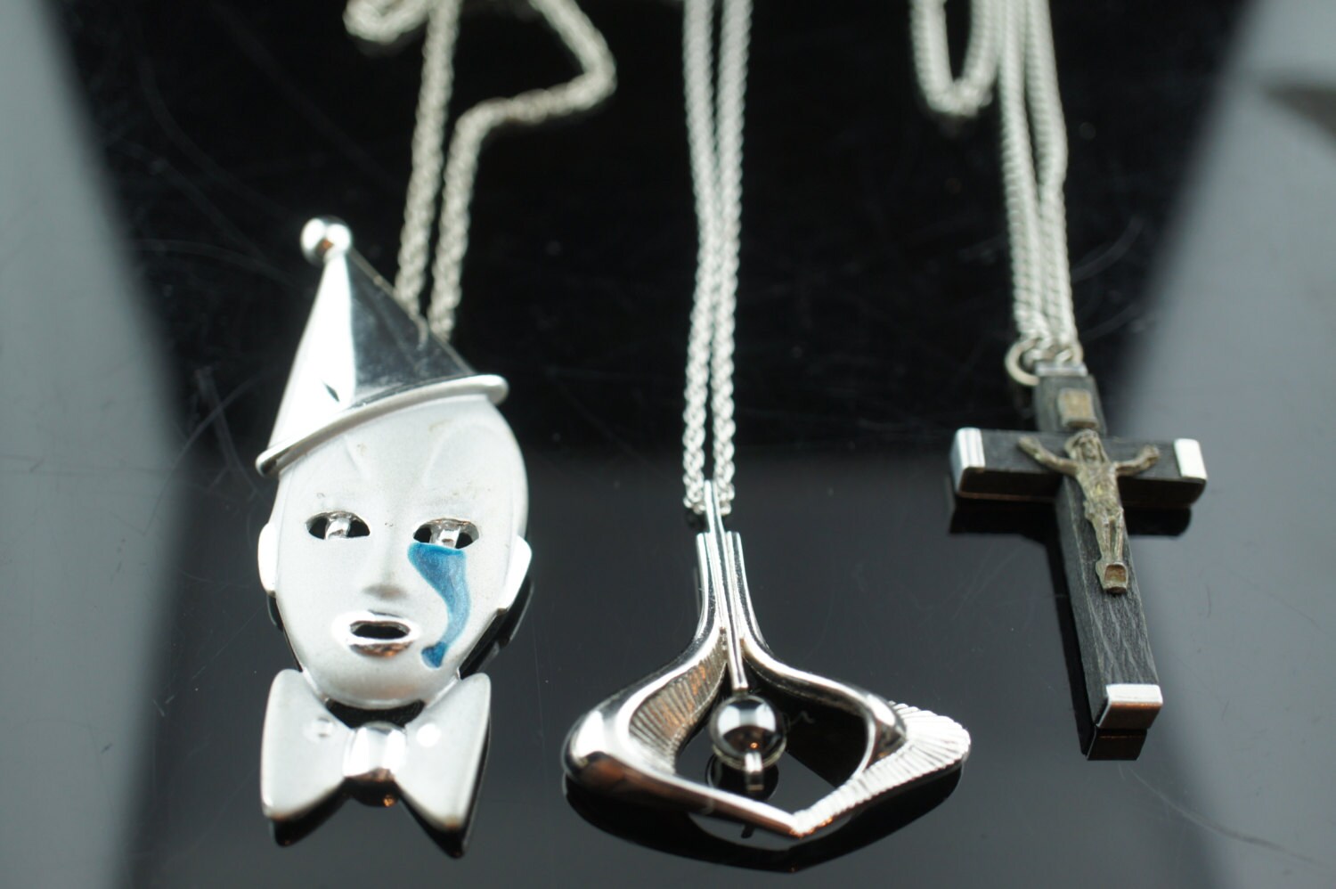 Vintage Art Deco Sarach Cov Halskette Halsketten Kette Seil Gedrehtes Design Silberfarben Geschenk Anhänger Maske Gesicht Oper Oval Augen Kreuz P014 von LOVNTG