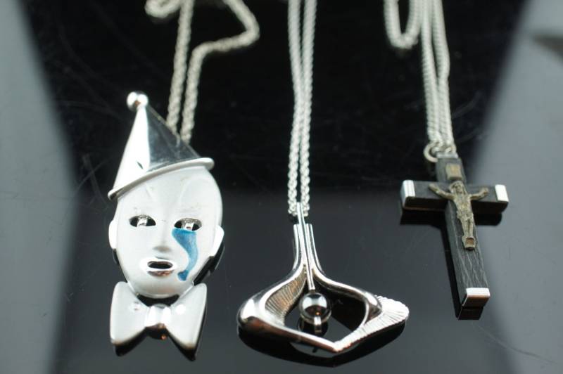 Vintage Art Deco Sarach Cov Halskette Halsketten Kette Seil Gedrehtes Design Silberfarben Geschenk Anhänger Maske Gesicht Oper Oval Augen Kreuz P014 von LOVNTG