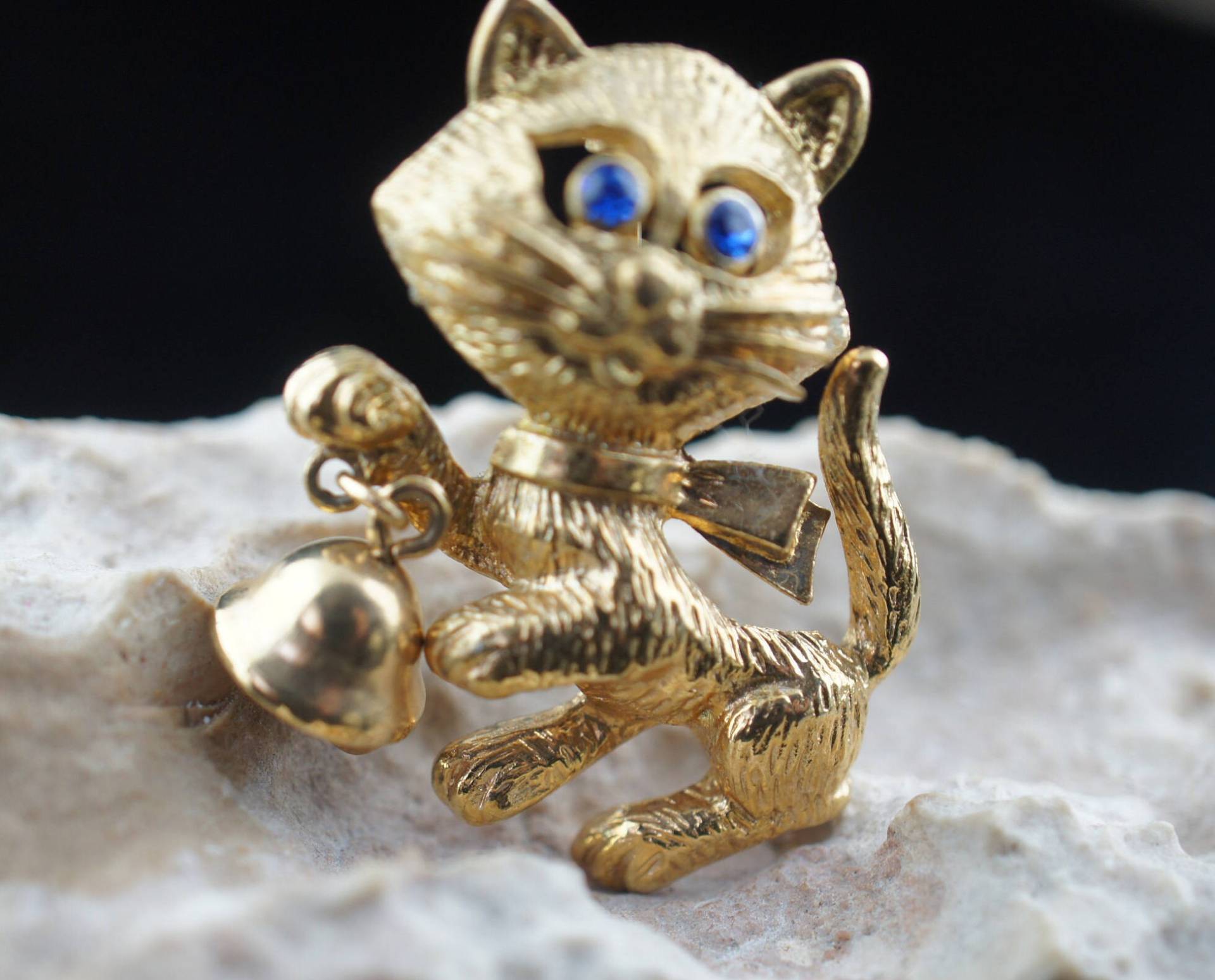 Vintage Art Deco Schmuck Avon Brosche Katze Mit Glöckchen Blau Strass Augen Gold Ton Figural Pinminimalist Modernist Anmut Pin Cc128 von LOVNTG
