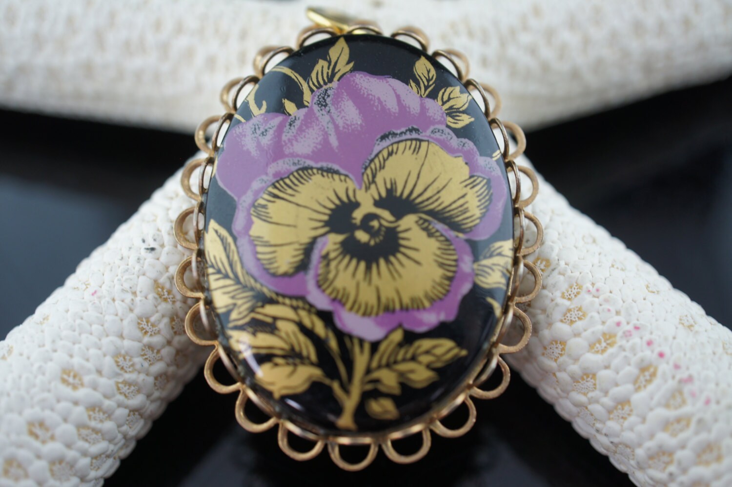 Vintage Art Deco Schmuck Floral Emaille Gold Pin Brosche Violett Viola Minimalistisch Modernist Anmut V063 von LOVNTG