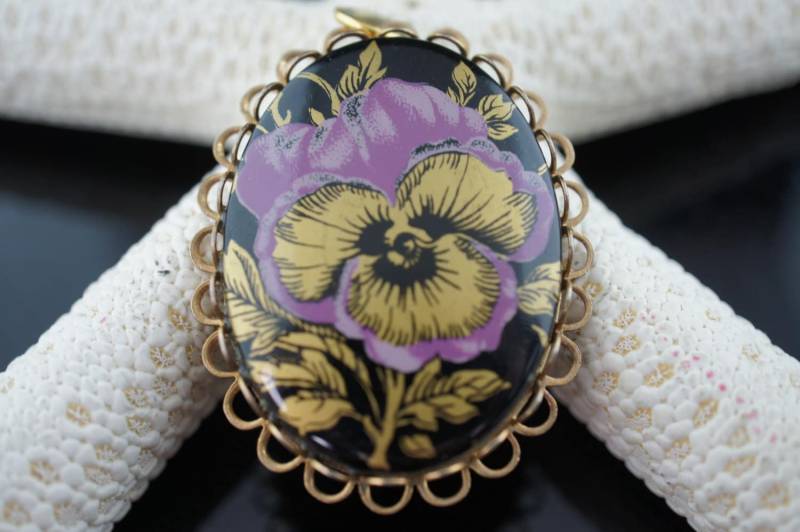 Vintage Art Deco Schmuck Floral Emaille Gold Pin Brosche Violett Viola Minimalistisch Modernist Anmut V063 von LOVNTG