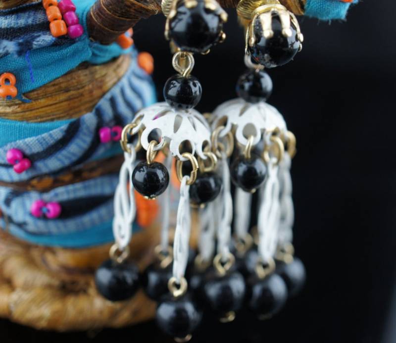 Vintage Art Deco Schmuck Ohrringe Clip On Weiß Schwarz Perlen Hong Kong Minimalistisch Modernist Graceful Q024 von LOVNTG