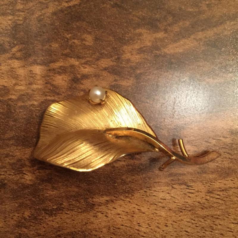 Vintage Blatt Gold 12K Gefüllt Mit Echte Perlen Brosche Anstecknadel Signiert M-021 von LOVNTG