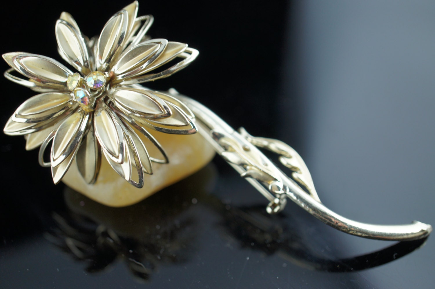 Vintage Blumen Brosche Anstecknadel. Gänseblümchen, Kamille Art Deco Schmuck Zirka Pin Goldfarben Floral Design Cz U156 von LOVNTG