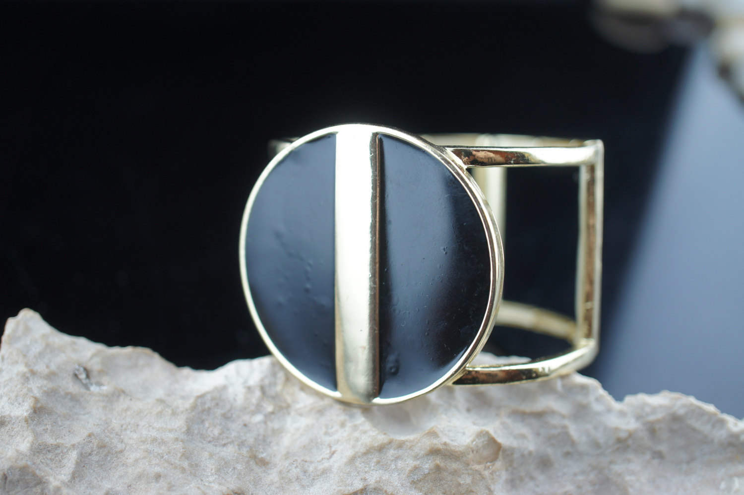 Vintage Cuff Stretch Armband Art Deco Schmuck Circa Minimalistisch Modernist Anmutig Gold Ton Breit Scheibe Schwarz L068 von LOVNTG