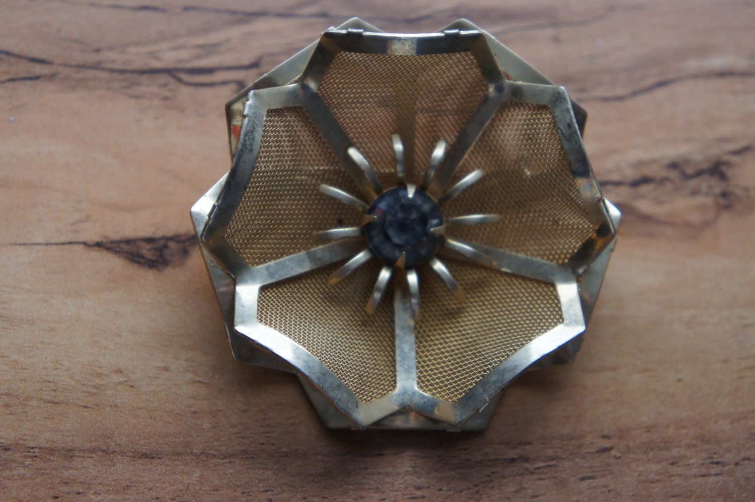 Vintage Designer Blume Gold Ton Klarer Strass Als Mittelstück Brosche Anstecknadel Item O-0001 von LOVNTG