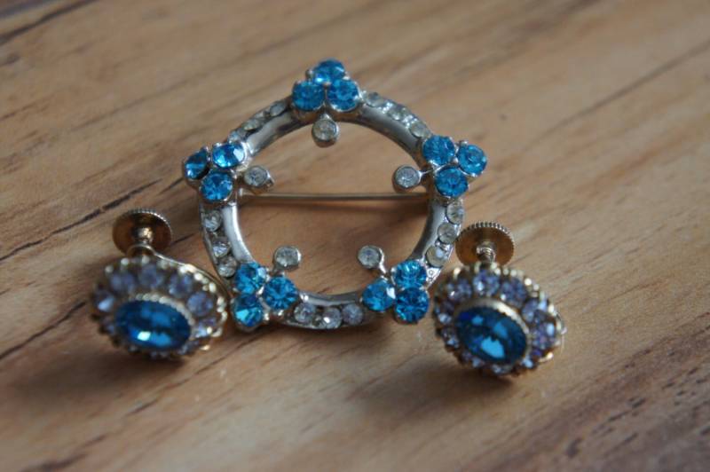 Vintage Designer Vargas Set 1950Er Kranz Brosche Ohrringe Strasssteine Aqua Blau Cz E-068 Vintage Designer Vargas Set 1950Er Kranz Brosche Ohrringe Strasssteine Aqua Blau Cz E-068 von LOVNTG