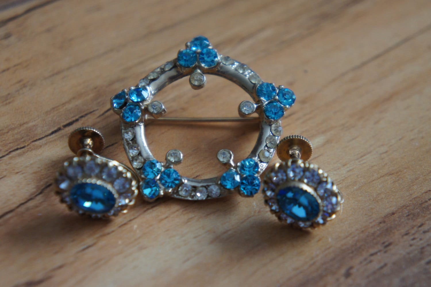 Vintage Designer Vargas Set 1950Er Kranz Brosche Ohrringe Strasssteine Aqua Blau Cz E-068 von LOVNTG