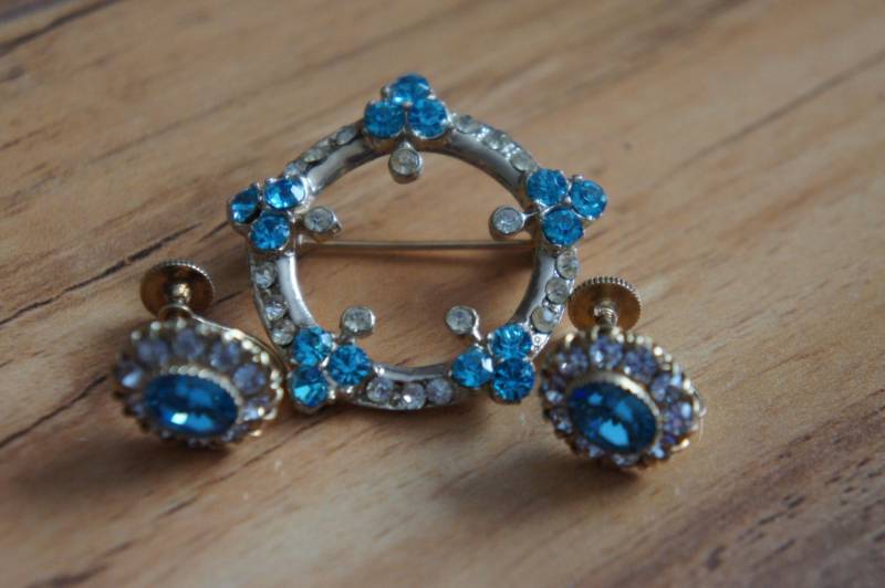 Vintage Designer Vargas Set 1950Er Kranz Brosche Ohrringe Strasssteine Aqua Blau Cz E-068 von LOVNTG