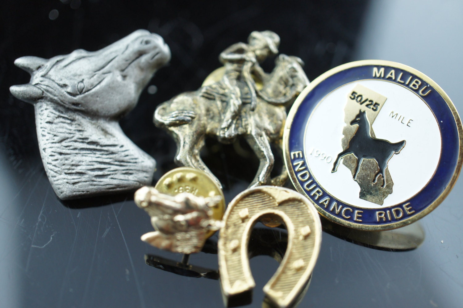 Vintage Elegante Set Pin Brosche Pferd Haustier Bauernhof Tier Circa Minimalistisch Modernist Art V034 von LOVNTG