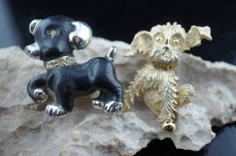 Vintage Elegantes Set Pin Brosche Hund Hunde Schwarz Ton Gold Ton Emailliert Circa Minimalistisch Modernist Art Cc157 von LOVNTG