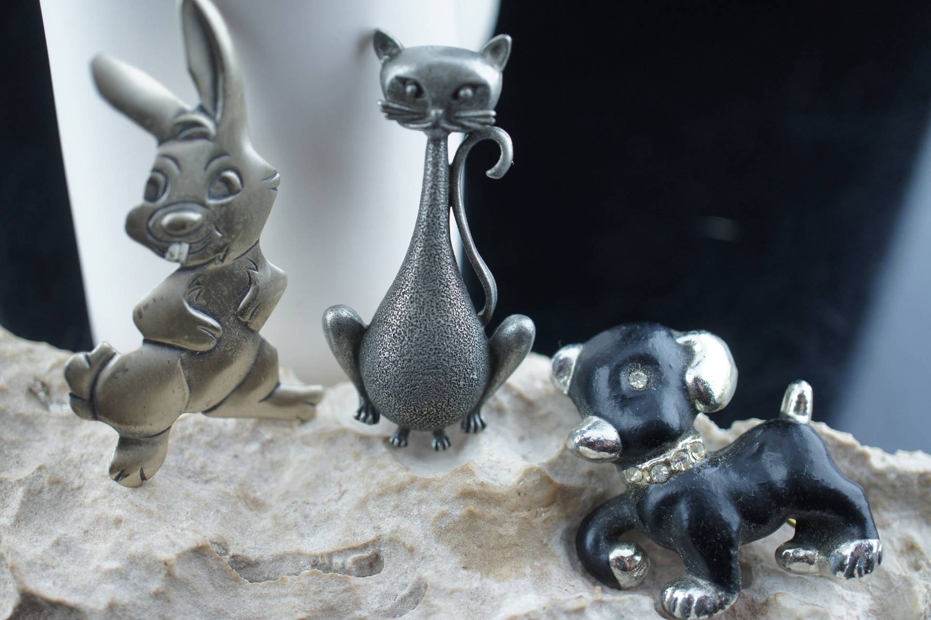 Vintage Elegantes Set Pin Brosche Hund Katze Hase Schwarz Ton Silber Cz Gehämmert Emaille Circa Minimalistisch Modernist Emailliert Art Cc160 von LOVNTG