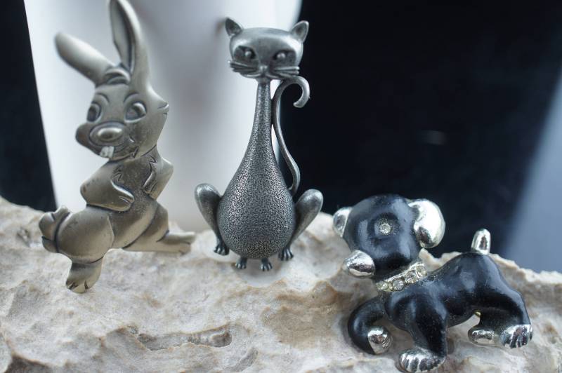 Vintage Elegantes Set Pin Brosche Hund Katze Hase Schwarz Ton Silber Cz Gehämmert Emaille Circa Minimalistisch Modernist Emailliert Art Cc160 von LOVNTG