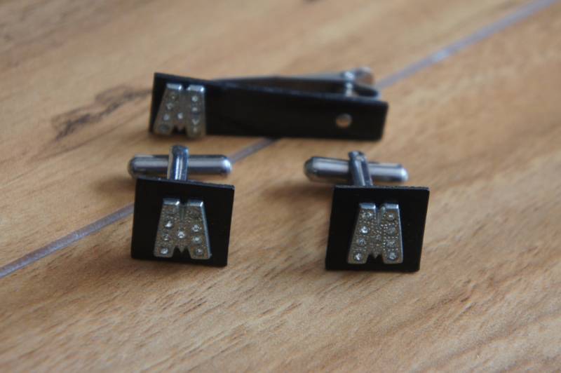 Vintage Faux Diamond Schwarz Manschettenknöpfe Krawattenklammer Set Onyx Geburtstag Hochzeit Business Signiert Oxford Buchstabe M W-101 von LOVNTG