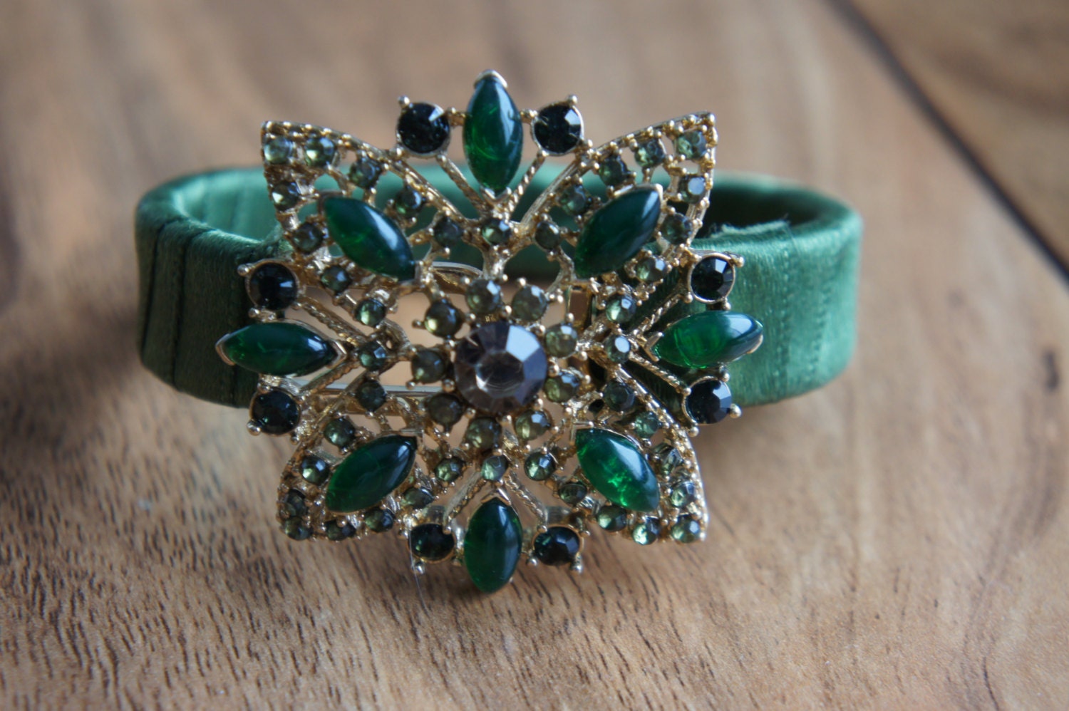 Vintage Gold Grün Stein Blumen Armband Mit Blau Gelb Kristallen O-0037 von LOVNTG