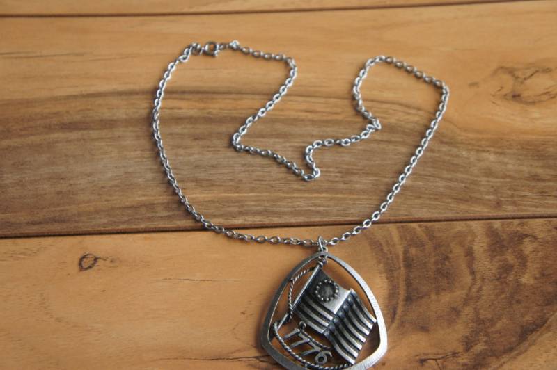 Vintage-Kette Halskette Schmuck-Anhänger Mit Flagge E-164 von LOVNTG