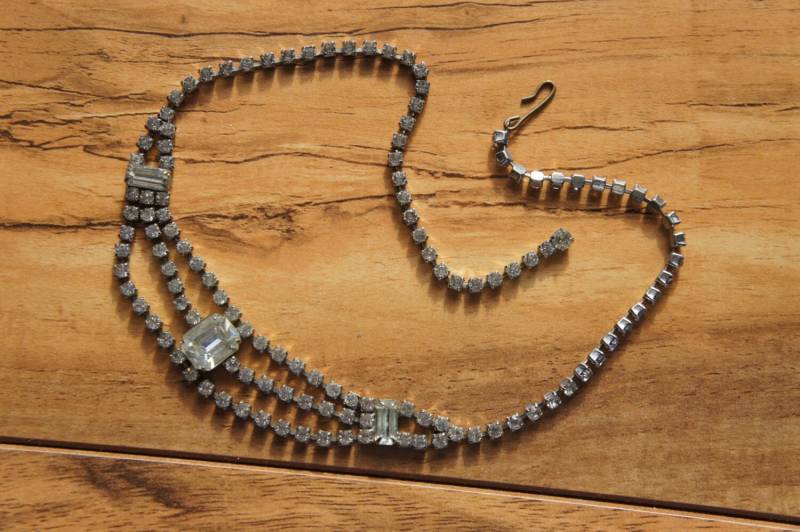 Vintage Klare, Weiße Strass Silberfarbene Halskette Kette Einstellbar O-0096 von LOVNTG