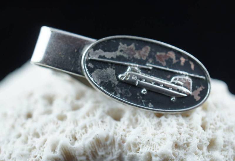 Vintage Krawattennadel Clip Verschluss Silber-Ton Mit Einem Hubschrauber Aus Den 60Ern Robbins Co., Attleboro Männer Schmuck Herren Krawatte von LOVNTG