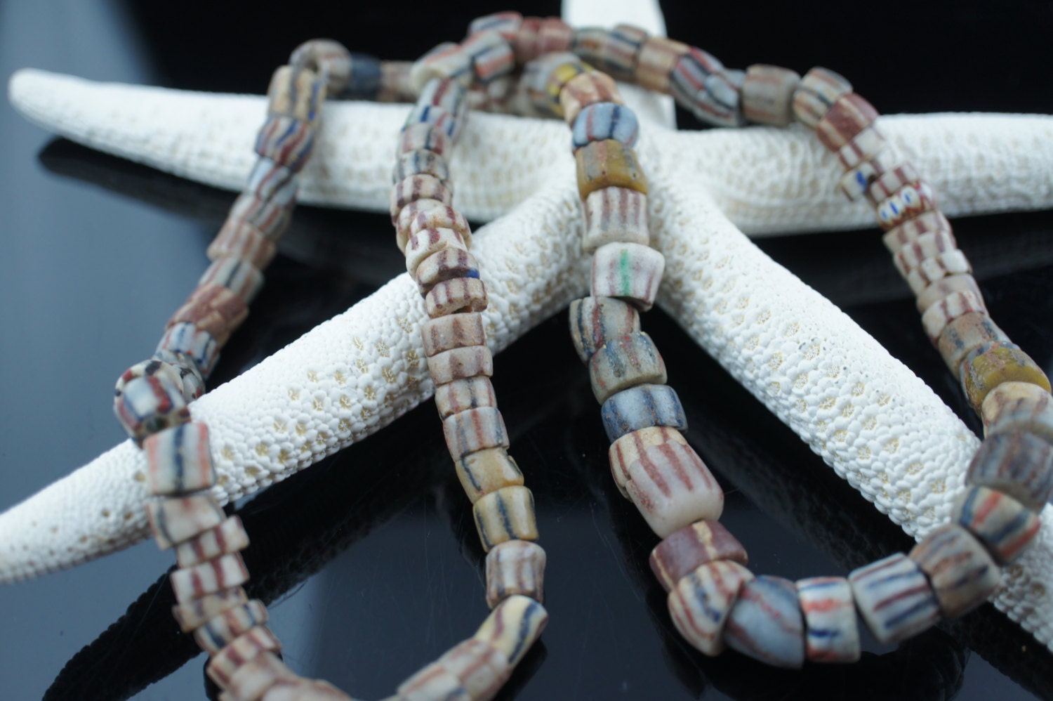 Vintage Kunst Halskette Fass Keramik Perlen Strukturiert Rustikal Gestreift Handarbeit Shop Moderne Pastell Farbe Mute Blass V010 von LOVNTG