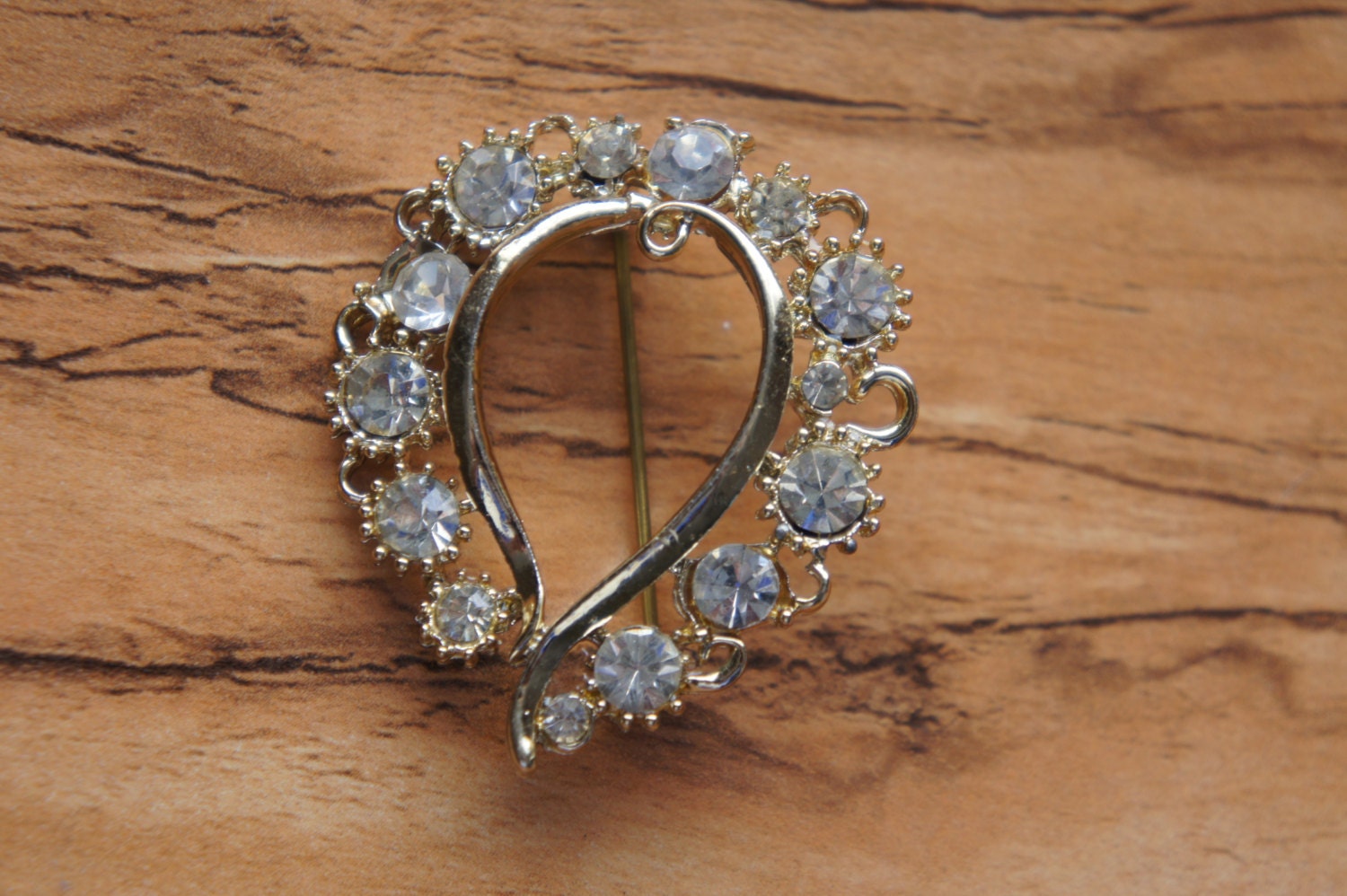 Vintage Neuer Designer Gold Klare Strass Brosche Pin O-0005 von LOVNTG