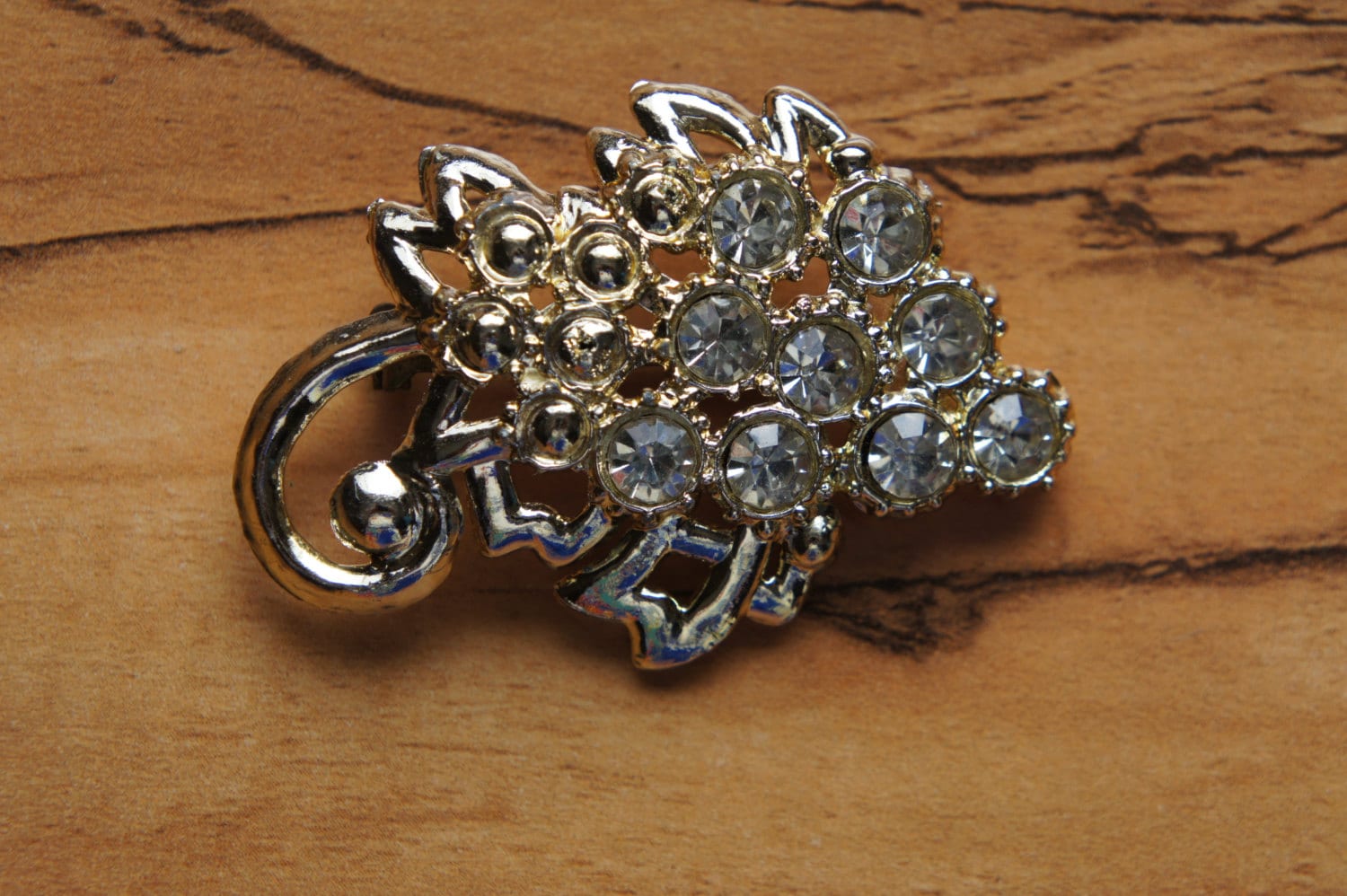 Vintage Neuer Designer Gold Klare Strass Weinrebe Brosche Pin O-0006 Vintage Neuer Designer Gold Klare Strass Weinrebe Brosche Pin O-0006 von LOVNTG