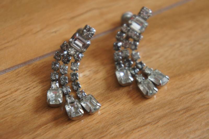 Vintage Ohrringe Mit Cubic Zirkonia Aurora Borealis & Clip-Verschlüssen Screw Back Desingn W-123 von LOVNTG