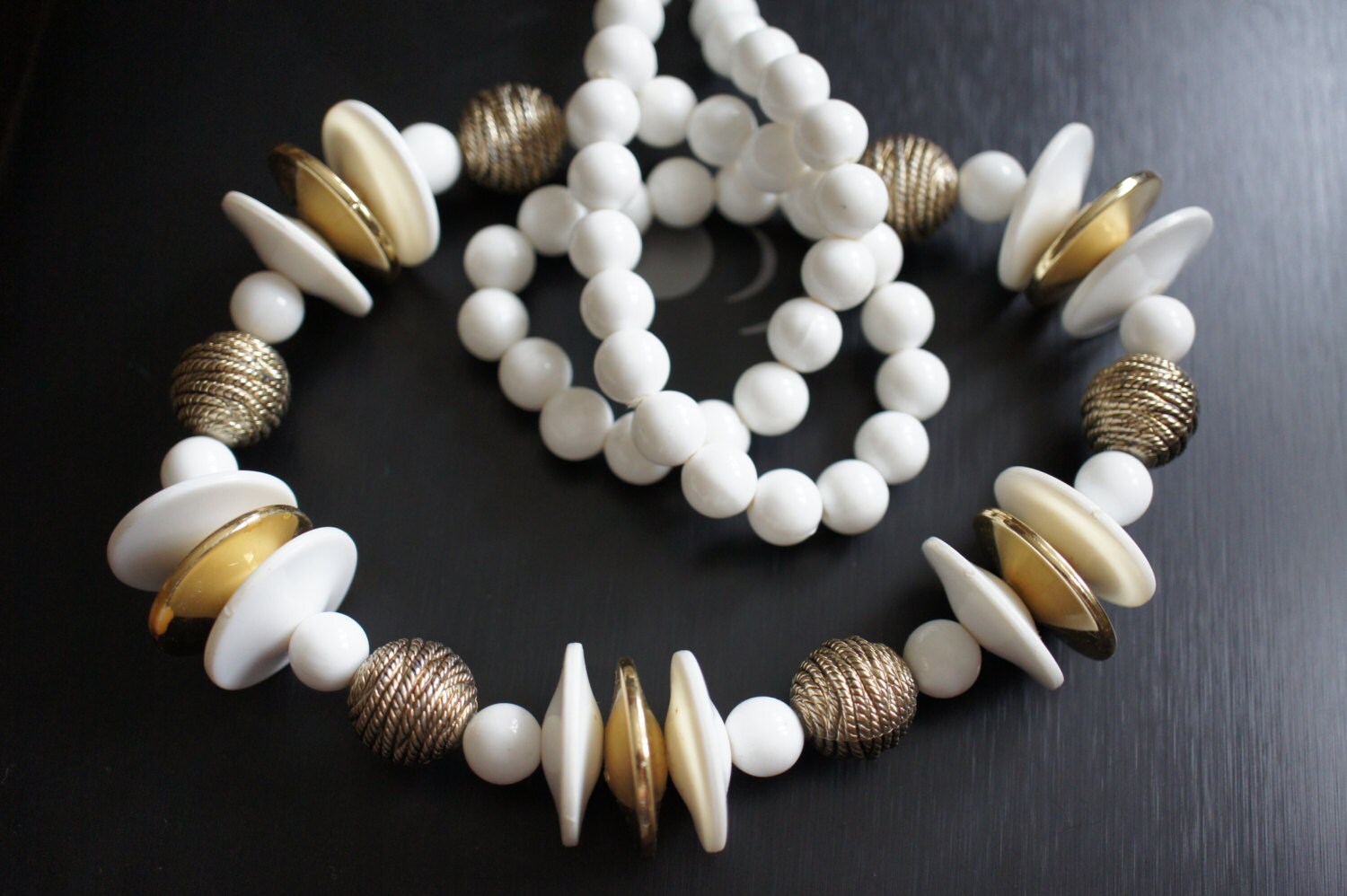 Vintage Perlenkette Runde Weiße Farbscheibe Mit Gold Perlen, Kugeln M-062 von LOVNTG